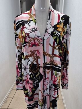 Cable & Gauge Pink Black Floral Chain V-Neck Tunic, very soft, no wrinkle In LG